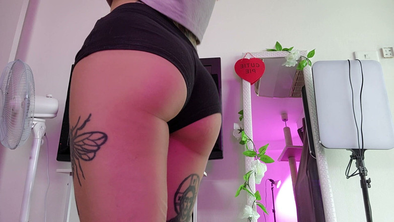 TattoedGirl666: ก้นอวบอิ่มในกางเกงขาสั้นรัดรูป
