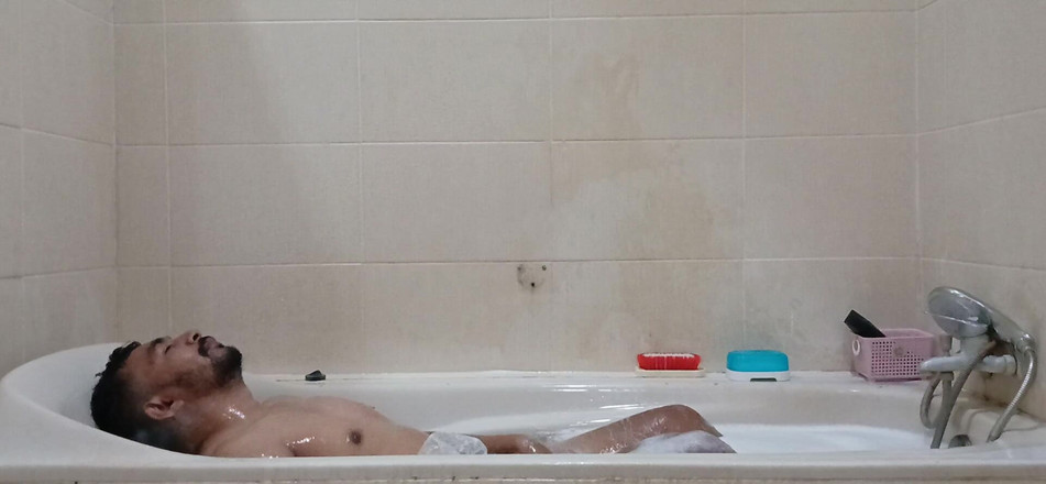 Armon Leo: Tomando banho e sentindo tesão.