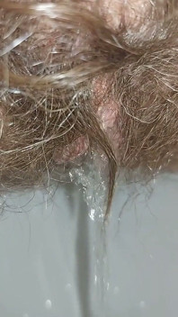 あなたは私のトイレで、私の毛深い部分を舐めてくれる掃除婦よ。