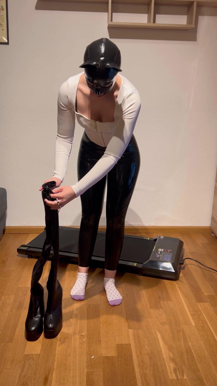 LillyLeather: Lateks nastolatka chodzi w różnych butach i wysokich obcasach na...