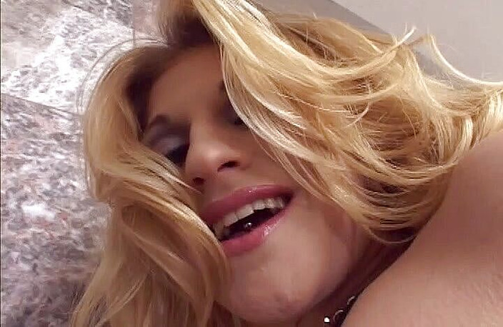 Perfect Porno: O mamă sexy blondă din orașul curvelor este futută de...