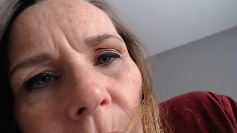 KimitheMilfMommy: Stepmom in bed