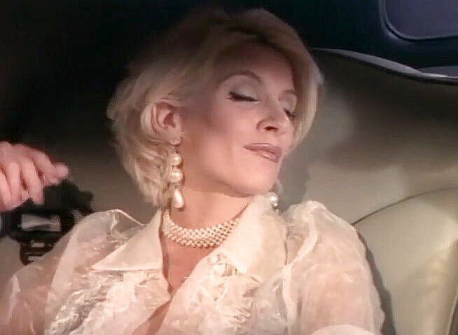 Alfacontent: Lubang pantat cewek pirang berkelas dientot di limusin