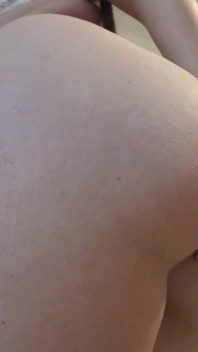 Une demi-sœur géante humilie son demi-frère minuscule en se faisant baiser