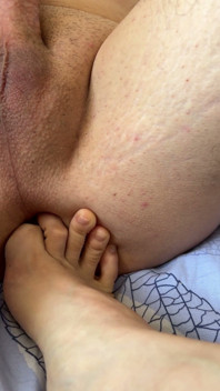 Eşim bacaklarıyla mastürbasyon yapıyor ve sonra ayak parmağını poposuna sokuyor