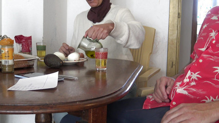 Souzan Halabi: Muzułmańska macocha ma spermę po miganiu mojego ogromnego kutasa podczas śniadania!!