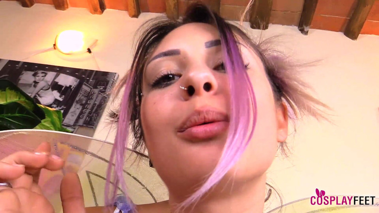Feet & Cosplay: Violetă super-fierbinte în costum de zână sexy îți oferă o tachinare cu...