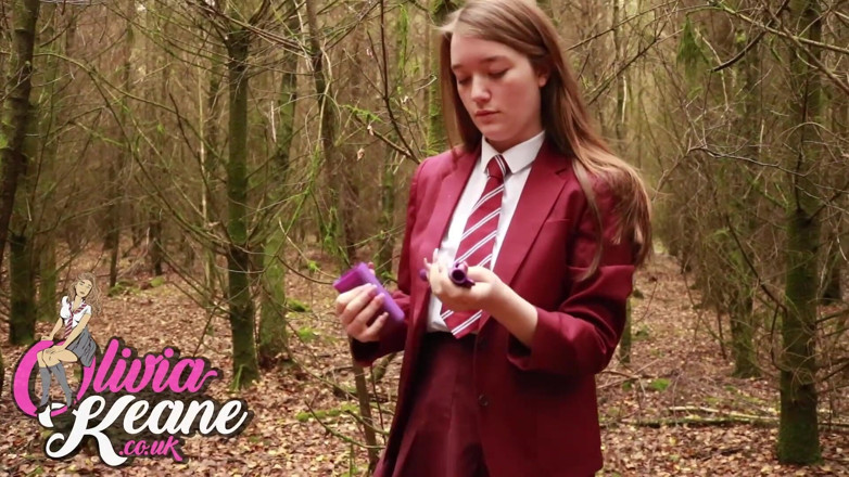 Olivia Keane: College Girl Uses Shewee to Piss Outside