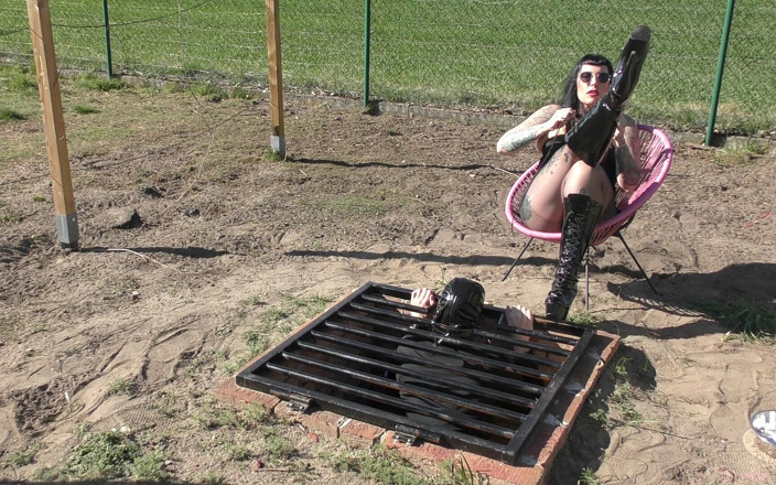 Domina Lady Vampira - SM Studio Femdom Empire: Domme op dugout 1