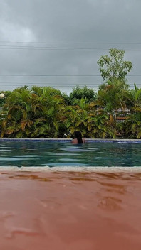 Esperma flotando en la piscina, sexo duro en el agua, doble orgasmo
