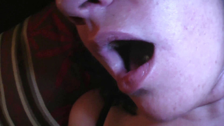 Lesbian Stories: Dua perempuan nakal dewasa lagi asik mainin mainan seks hitachi