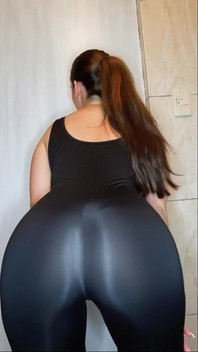 Ukazuji můj zadek po tělocvičně