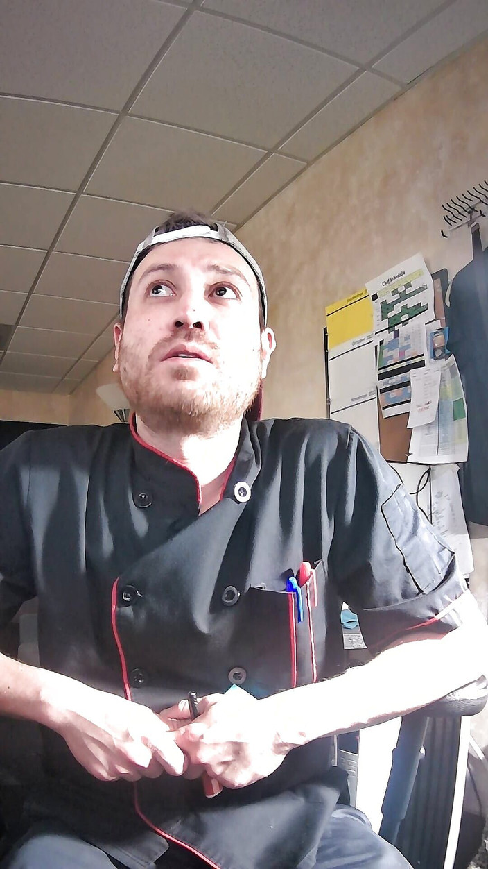 KoreanItalian: Mirosindu-mi picioarele și măsurând în birou