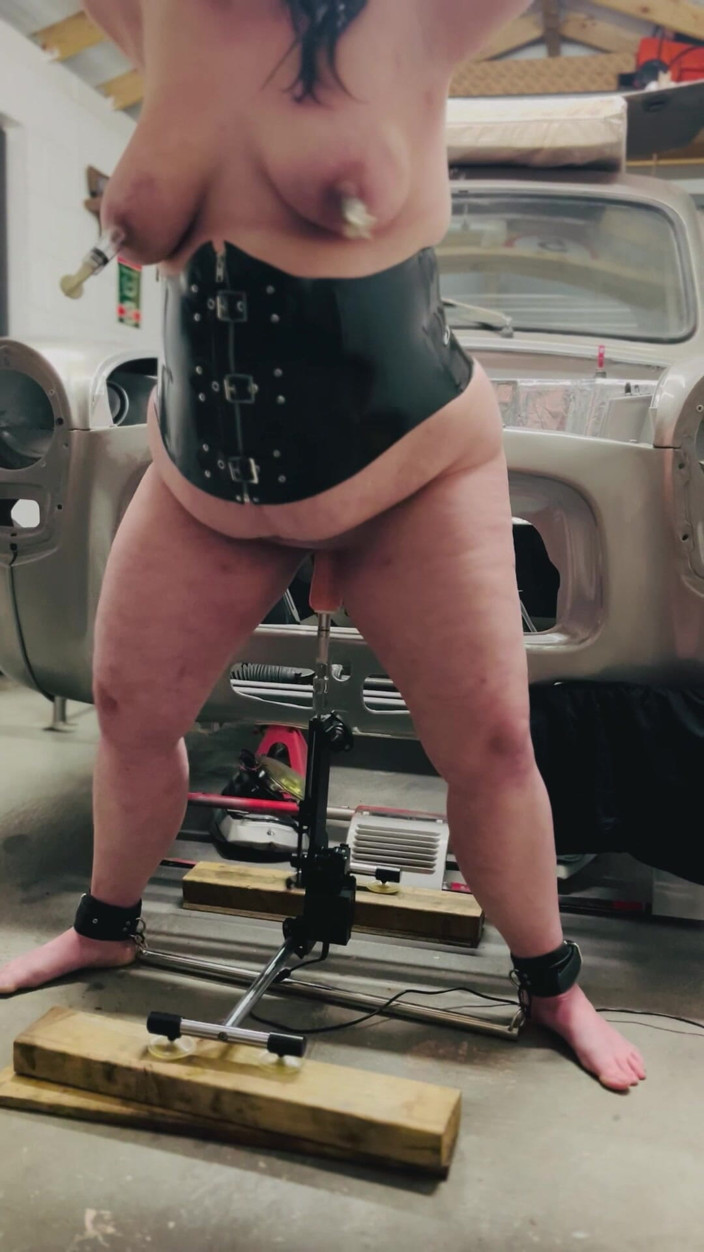Chloekinkykinks: Splendide donne in lattice scopata da una macchina da scopata