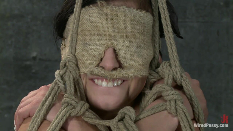 Wired Pussy by Kink: Nieuw meisje probeert voor het eerst elektriciteit