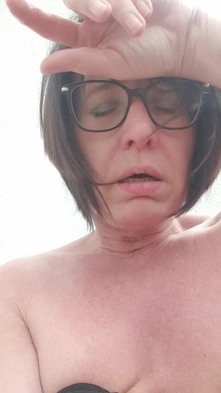 JulieEroticDress: Julie är helt upphetsad efter livesändningen