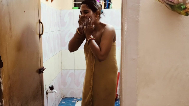 Madhu bhabhi: Video mandi bugil istri di rumah desa alami