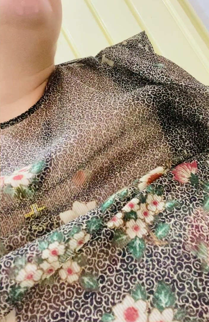 Preciusrouss49: Vibratörü kıyafetlerimin altına koyuyorum