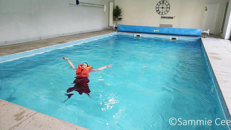 Sammie Cee: 船外イブニングドレスライフジャケット