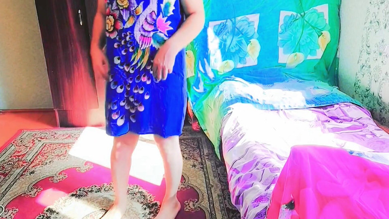 Kitty_Cross: Грайлива транс-красуня показує голі плечі при свічках