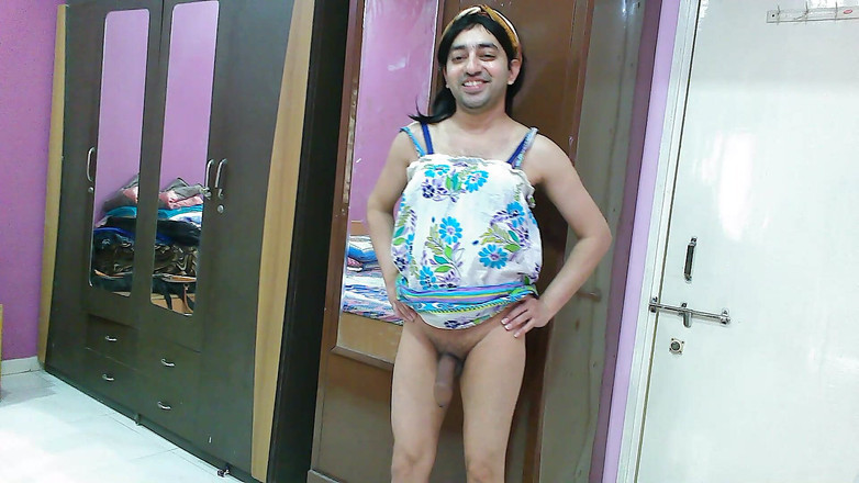 Cute & Nude Crossdresser: Ateşli kadın kılıklı travesti kadın plaj elbisesi ve saç bandı...