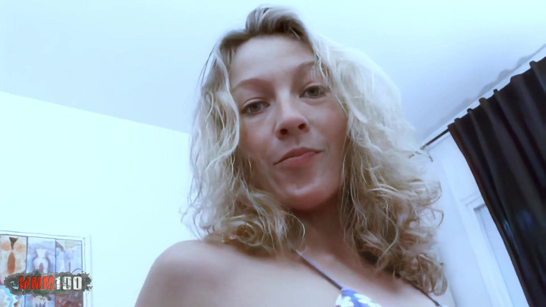 MMM100: Lady-margaux: l'adorabile signora bionda margaux si spoglia sul divano