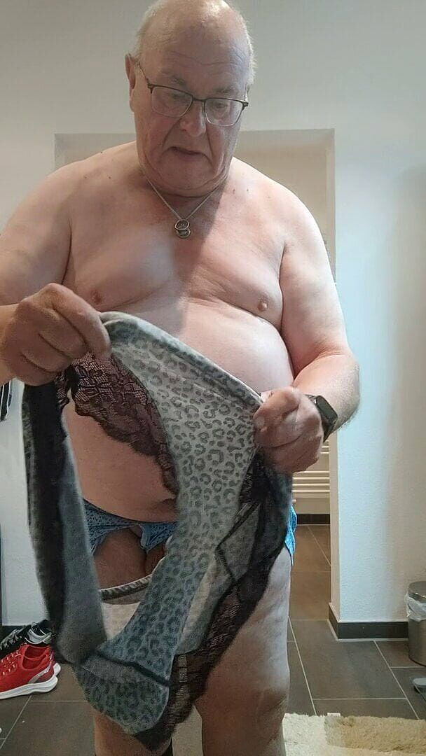 Karlchengeil: Pose slip leopard seksi