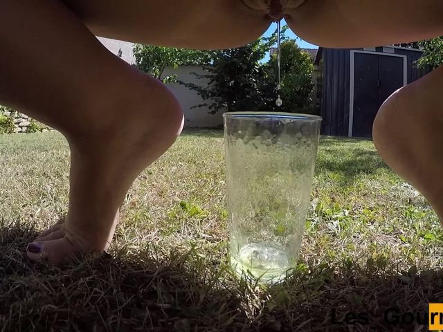 MILF Tans Naked Outside and Pissing in a Tall Glass (Les Gourmands)