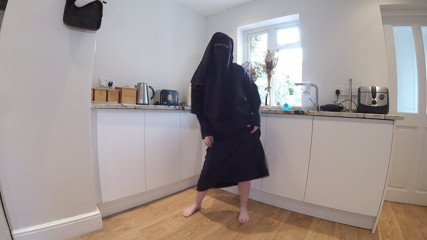 Littlevixen: Dansen in burqa met Niqab en Niets ErOnder