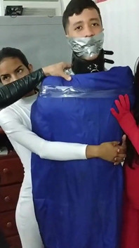 Latino Hunk Amat Mummified Oleh Wanita Femdom Koperasi