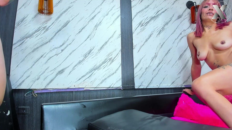 Anal session: Posizione Anale: Stare appoggiata al muro, aggrappandosi alla sua forza