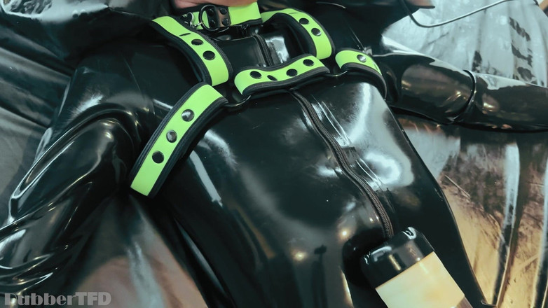 RubberTFD: Seks terikat &amp; peras susu