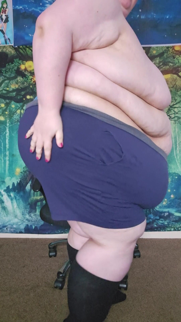 SSBBWLadyBrads: SSBBW Puts Clothes on After Shower Body