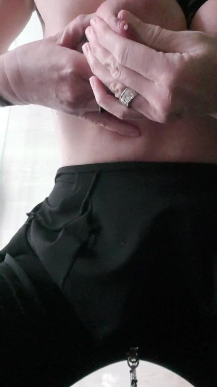 JulieEroticDress: Julie Splashes di dinding kaca