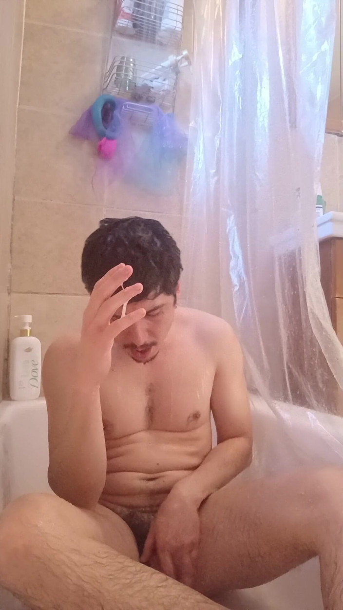 Tabasco Jake: Handsome Man Explodes Thick Cum in the Bathtube