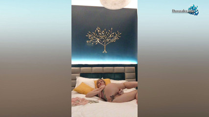 Dayana Ice: Vášnivá milfka hladí mokrou kundičku před kamerou