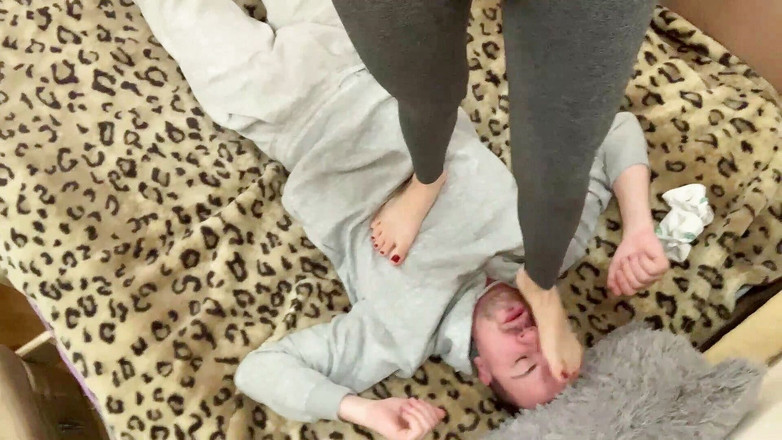 Petite Princesses Femdom: ライフスタイル女王様-愛人キラとのアマチュアホーム女性支配(レギンスで顔面騎乗、踏みつけ、唾吐き)