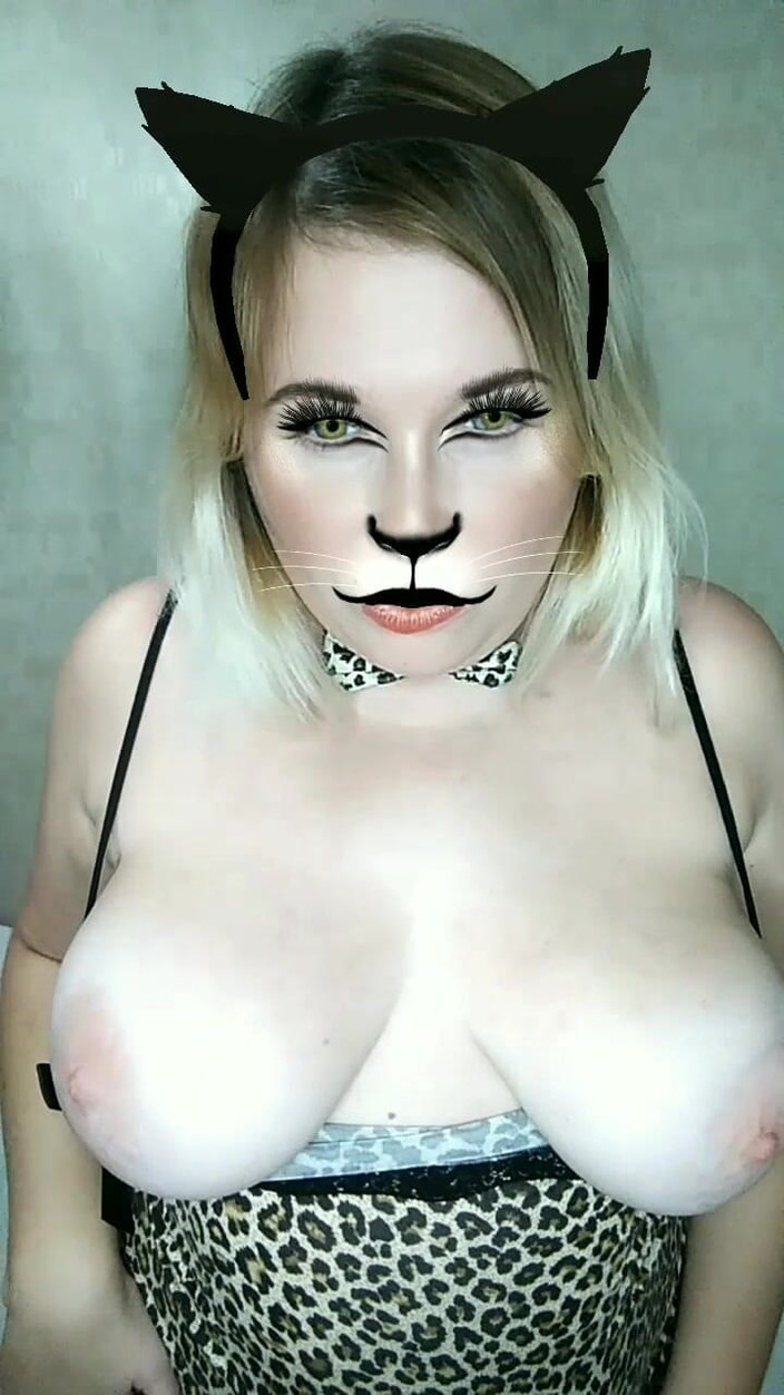 Whitekitten: 穿着猫服装的大奶子的微胖熟女