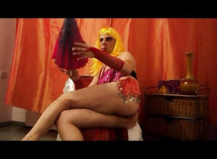 Dildo Man and Cross Hard Sex: Bardzo ubrany w orientalny pokazuję moją cudowną dupę NO AUDIO