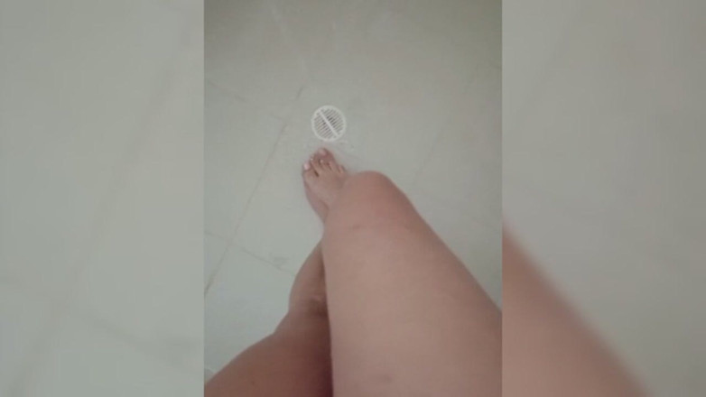 Lulu sweet: Sexy Füße unter der Dusche
