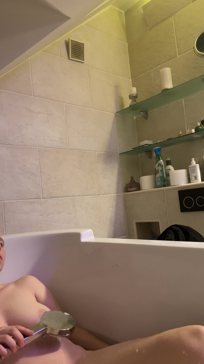 SweetLucy96: 따뜻한 물이 내 젖꼭지를 단단하게 만든다