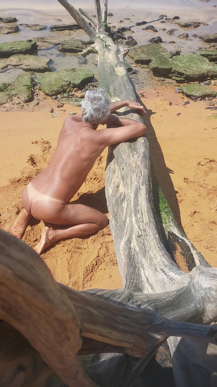 Ladysilvas: Ladysilva am strand nackt zeigt ihren gebräunten sexy arsch