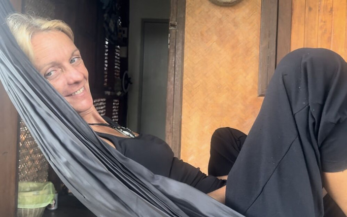 Cristina Sauvage: 邻居 - 从后面进来，我，在我体内快速浮渣