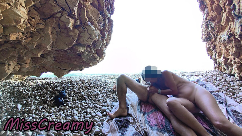 Miss Creamy: J’exhibe ma chatte devant un mec sur une plage nudiste...