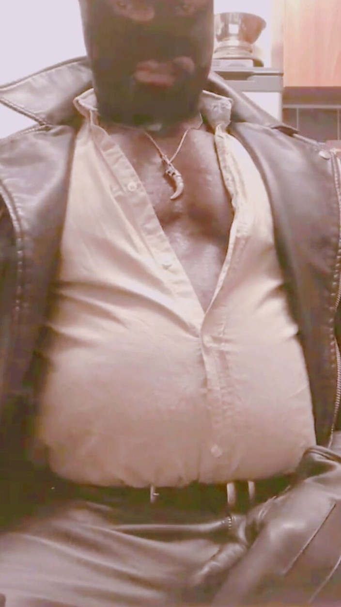 Black smoking muscle stepdad: Cewek dengan dengan masker lagi asik mainin perutnya yang kembung