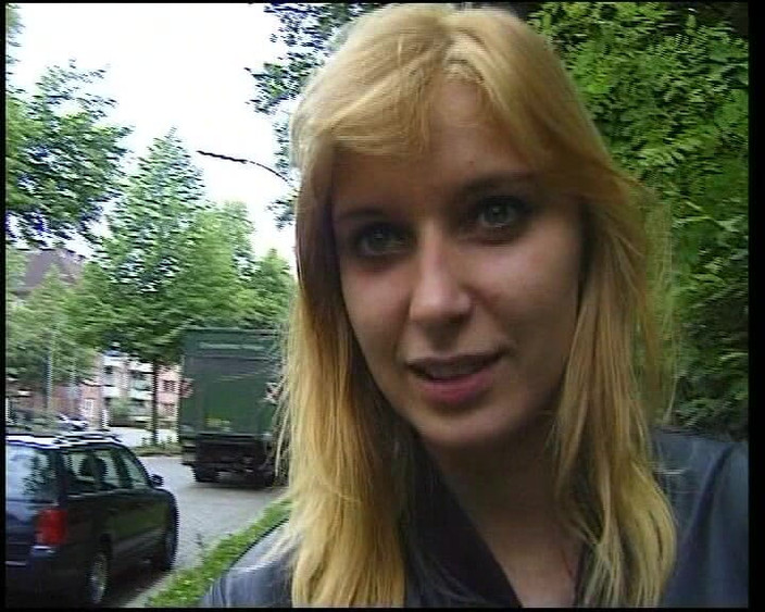 Under German Roofs: Si jalang Jerman mahukan zakar dalam pepek mereka untuk dinikmati...