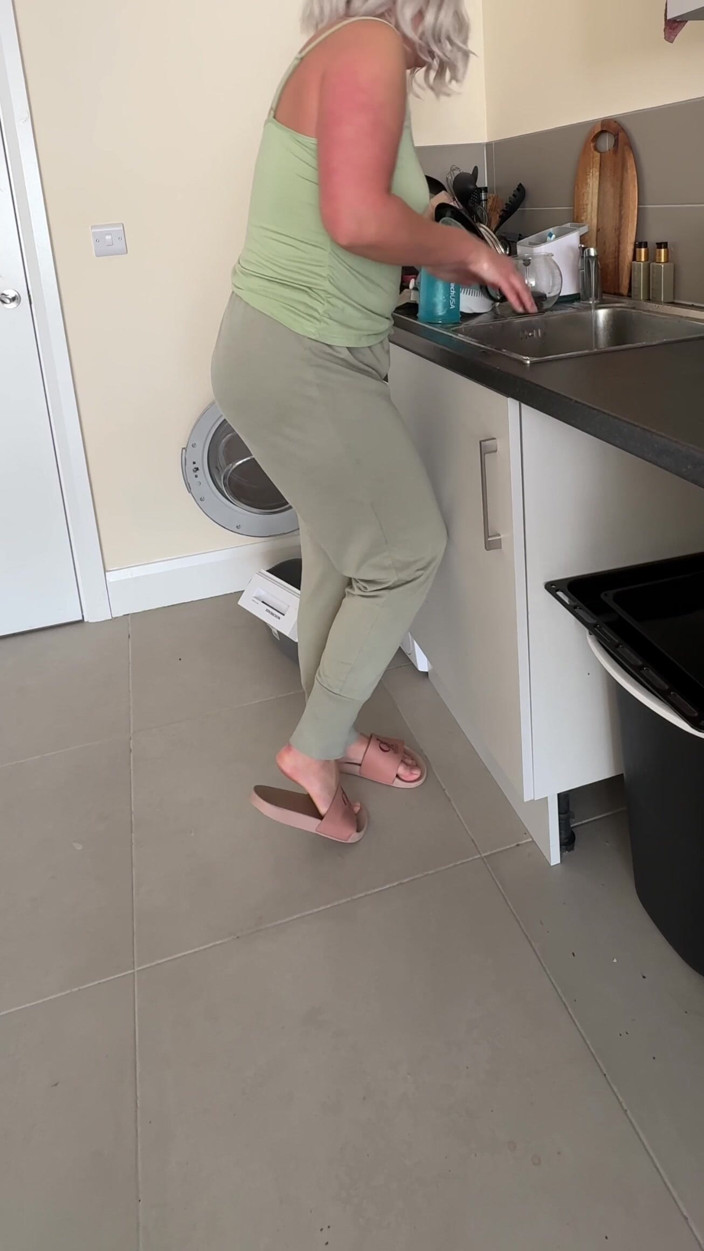 Emma Voyeur: Dishes Vs. Full Bladder… I Lost Control and Piss in...