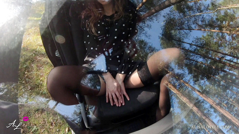 Alisa Lovely: ストッキングのガールフレンドはディックを吸い、公園に駐車された自動車で精液を飲み込みます