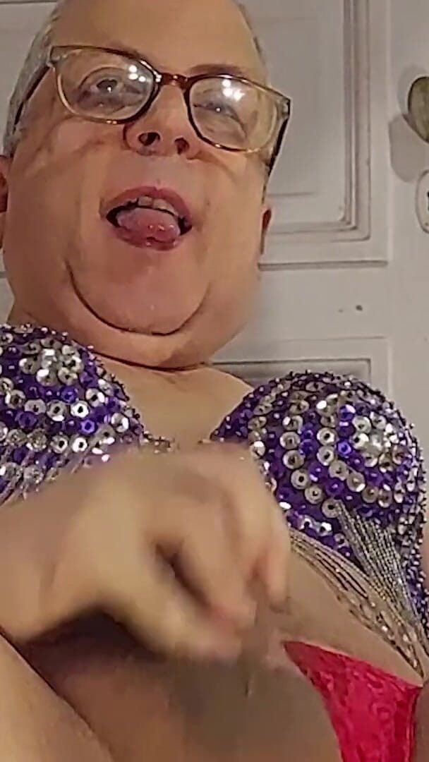 Dildo Man and Cross Hard Sex: Vezmu si chcanky v jednom šálku a vystříkám se a polykám...