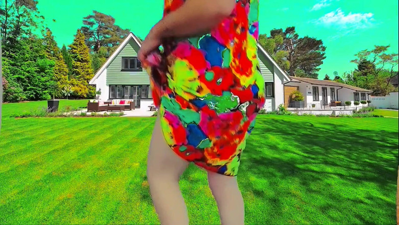 Kitty_Cross: 甜美的在夏日微风中穿过花园